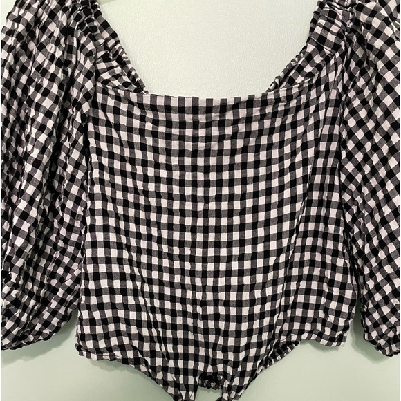 Such a fun crop top! Size M off the shoulder top. Black and white checkered. - Picture 2 of 8